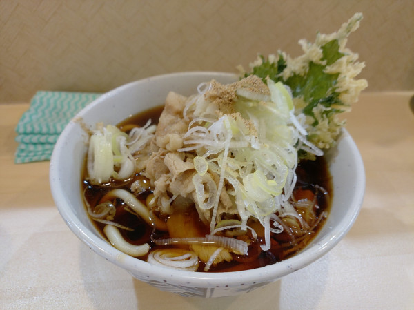 「肉うどんに大葉天（600円+70円）」@立ち喰いそば・うどん えんばの写真
