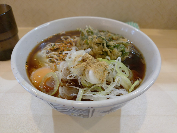 「春菊天そば生卵（350円+150円+90円）」@立ち喰いそば・うどん えんばの写真