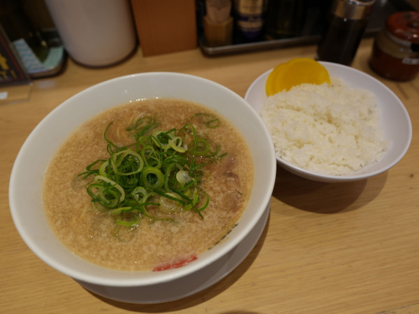 「ラーメン 並 麺硬め30秒+脂多め+セルフ辛いの多め+セルフ」@京都銀閣寺 ますたにラーメン 室町店の写真