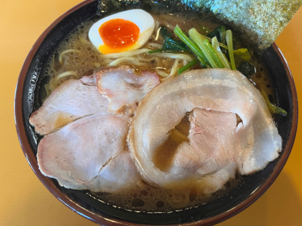 「家系豚骨醤油ラーメン970円＋味玉半分と半ライスサービス」@横浜家系ラーメン 無さぼり家の写真