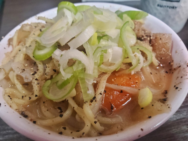 「もつ煮込みラーメン４００円」@おきらく食堂 竹橋店の写真