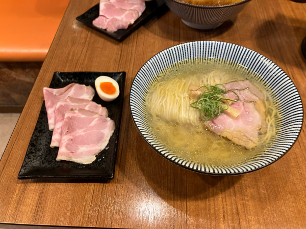 「名古屋コーチン　塩　特製トッピング」@寿製麺よしかわ 川越店の写真