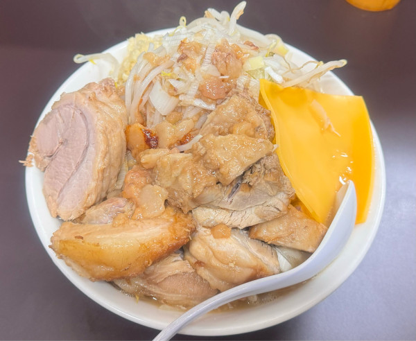 「ラーメン大盛➕ほぐし豚・チーズ」@ラーメン一心の写真