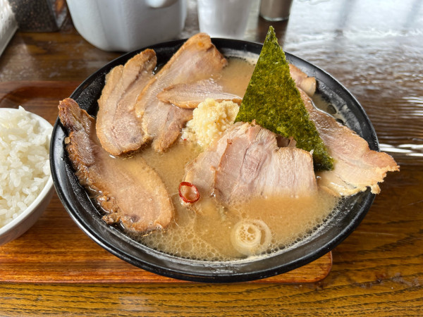 「にんにく中華そば(味噌・並)＋チャーシュー(5枚)＋半ライス」@ラーメン つぼの華の写真