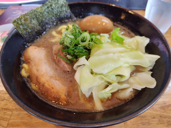 「豚骨醤油ラーメン +味玉:クーポン」@麺屋えびすの写真
