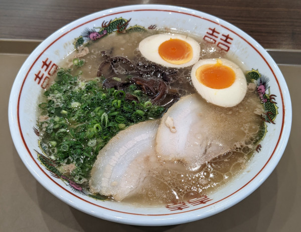 「ラーメン + 煮卵」@博多だるま JAPAN 越谷レイクタウンカゼ店の写真
