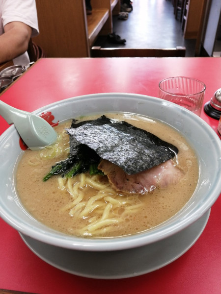「醤油ラーメン(中盛り)」@山岡家 フォレスト河口湖店の写真
