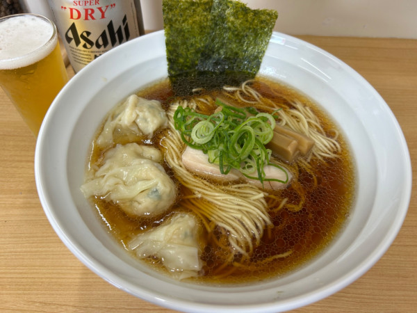 「わんたん醤油らぁ麺950円+瓶ビール500円」@らぁ麺NOBU 川越店の写真