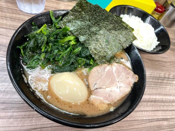 「ホーレン草ラーメン+ライス 中 (無料サービス)」@家系らーめん 武蔵家 川越店の写真
