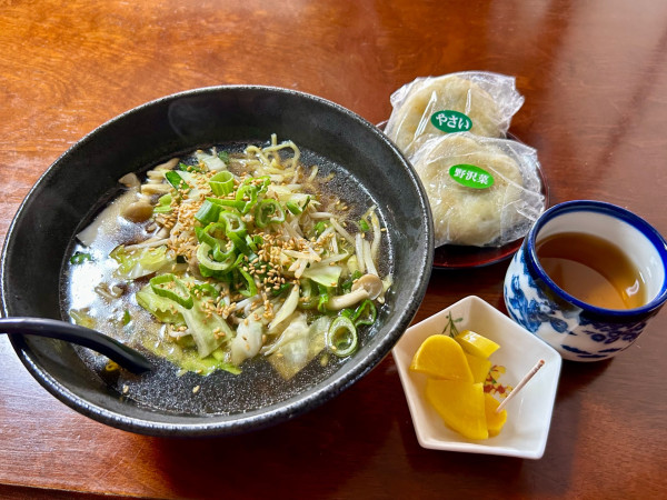 「野菜ラーメンセット(おやき　2個付き_800¥)」@田舎カフェの写真