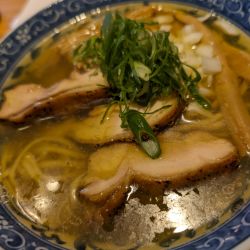 内モンゴル塩らぁめん燻製鶏