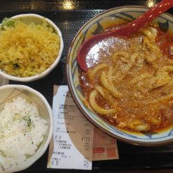 期間限定、甘口トマたまカレーうどん並820円