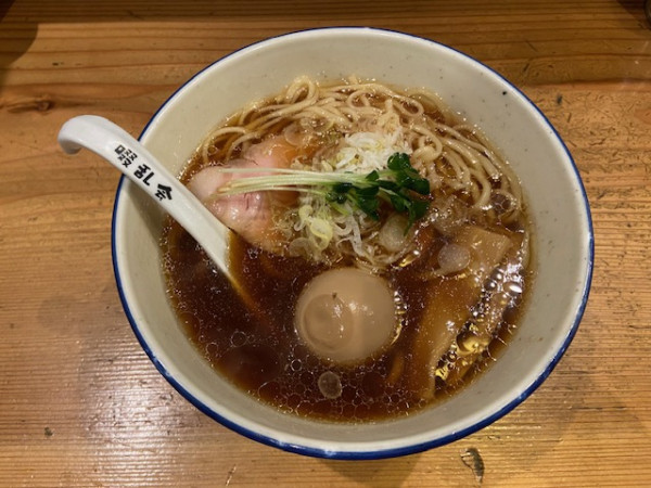 「ザ・正油らーめん＋味玉」@自家製麺 啜乱会の写真