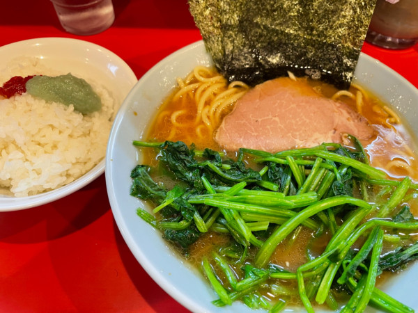 「ラーメン並、ほうれん草」@横浜家系ラーメン 黄金家の写真