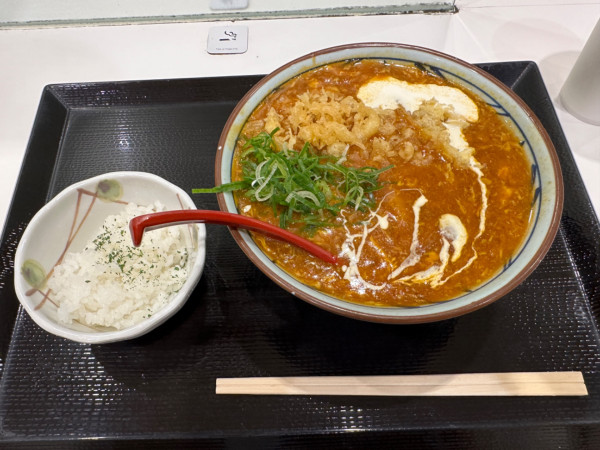 「甘口トマたまカレーうどん（並盛）920円→790円」@丸亀製麺 イーサイト高崎店の写真