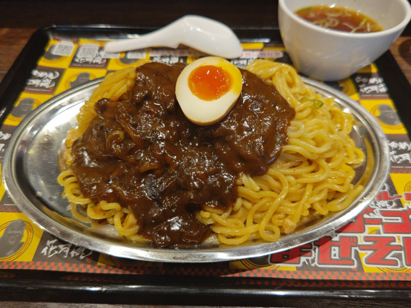 「ゴーゴーカレー監修・嵐ゴーゴーまぜそば」@らあめん花月嵐 新宿二丁目店の写真