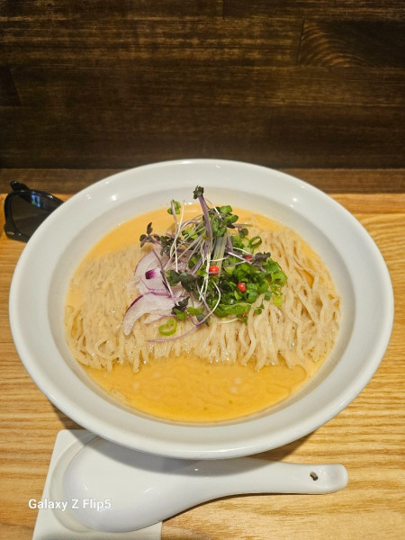 「冷やし鮭しぼり蕎麦(銀鮭、ホワイトサーモン、キングサーモン、鮭ト」@NIBOSHIMANIAの写真