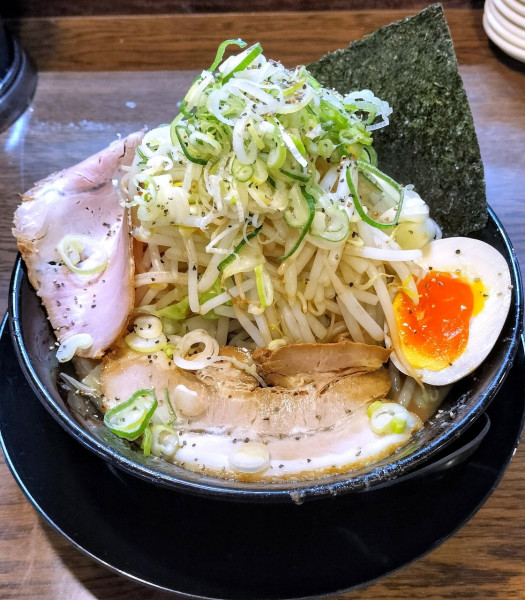「極豚とんこつ(杏平麺) 870円＋野菜 100円＋味玉 70円」@麺屋 極豚の写真