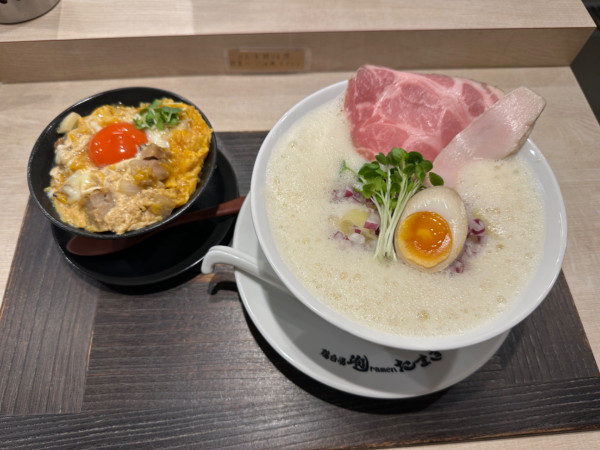 「醤油鶏白湯ramen（並盛）＋炙り肉親子丼（小）1,600円」@鶏白湯泡ramenたまきの写真