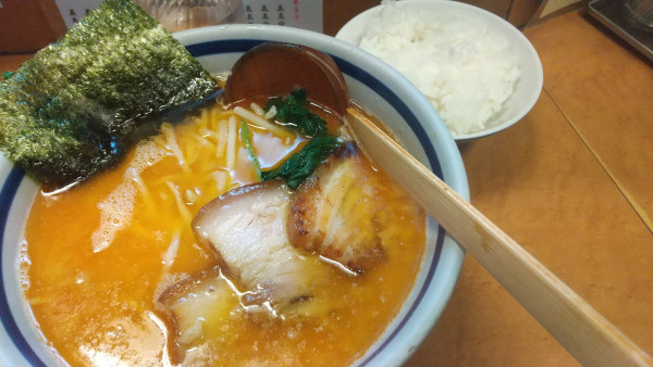 「皮付き辛背脂入りらーめん大盛+ライス」@麺友 一誠の写真