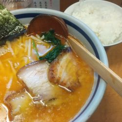 皮付き辛背脂入りらーめん大盛+ライス