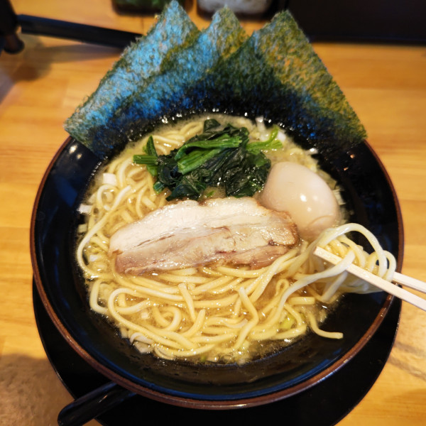 「醤油ラーメン（スタンプが貯まって無料）＋味玉（トッピング券）」@横浜家系ラーメン 飛龍家の写真