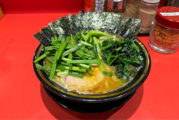 「ラーメン中¥950、海苔¥100、生ニラ¥50、小松菜¥60」@環2家 蒲田店の写真