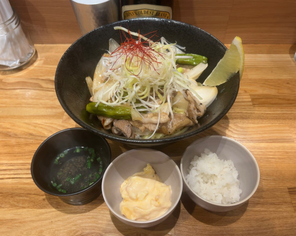 「塩豚まぜそば＋自家製タルタルソース＋一口ライス」@TOMORROW NEVER NOODLESの写真