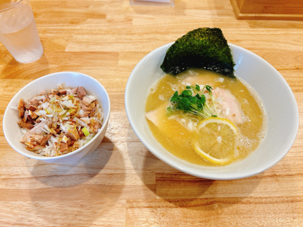 「鶏そば＋チャーシューこま飯」@やひろ屋の写真