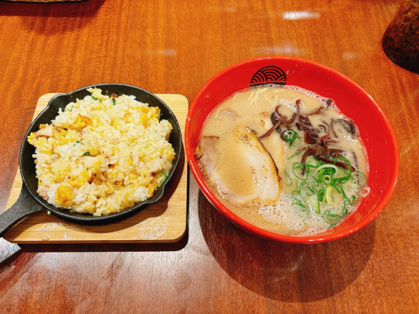 「豚骨ラーメン＋ガーリックチャーハン」@とんこつらぁめん いちむじん 呉服町店の写真
