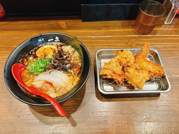 「黒ラーメン＋手羽先＋唐揚げ」@麺屋 一矢の写真