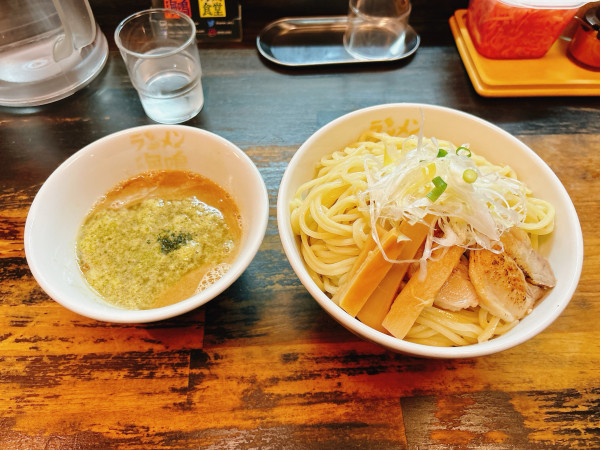 「つけ麺＋バジルソース」@ラーメン海鳴の写真