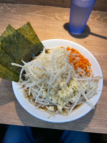 「ミニラーメン250g（900円）ヤサイ、ニンニク、辛揚げ」@麺屋 浜一の写真