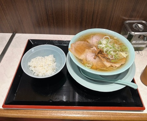 「中華そば 700円＋ ごはん小。」@新橋ニューともちんラーメン 川崎駅前店の写真