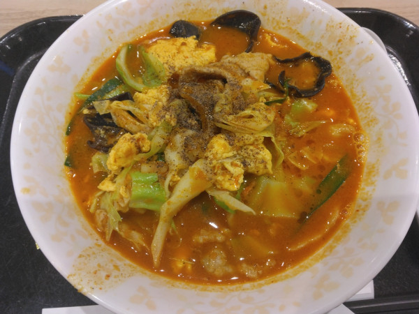 「期間限定、豚辛ラーメンカレー醤味750円」@餃子の王将 セブンパークアリオ柏店の写真