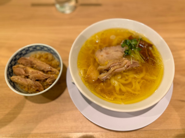 「親鶏飯セット(親鶏塩中華そば＋親鶏飯)1200円オープン記念」@手打 親鶏中華そば綾川 大成店の写真