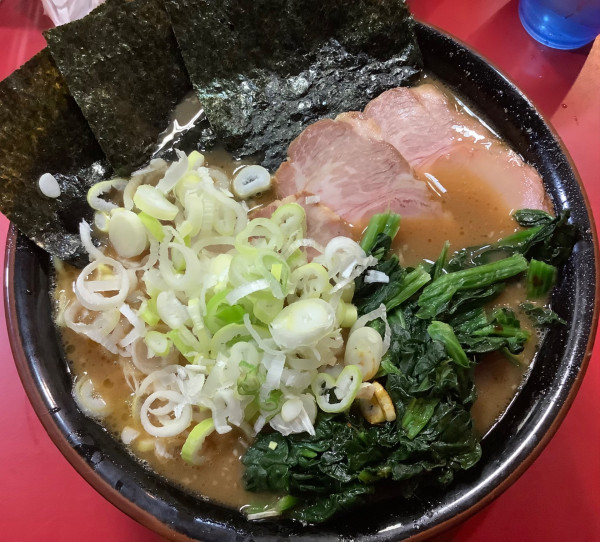 「中盛チャーシュー麺＋ネギ＋ほうれん草」@家系ラーメン とらきち家の写真