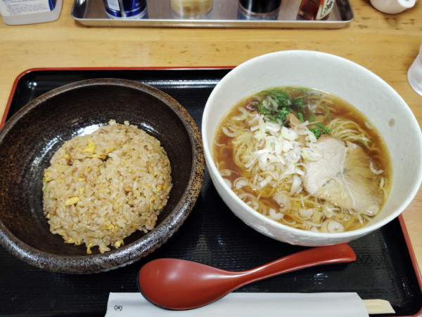 「醤油ラーメン+半炒飯　　　　940円」@東竜 新橋店の写真
