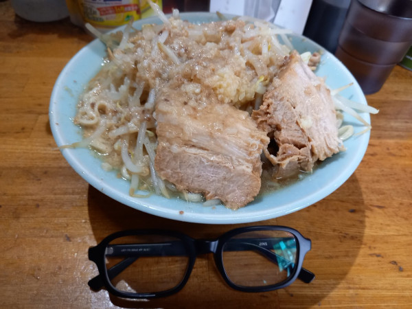 「ラーメン(野菜マシ出来ず(笑)・アブラ・にんにく少し)」@ラーメン髭の写真
