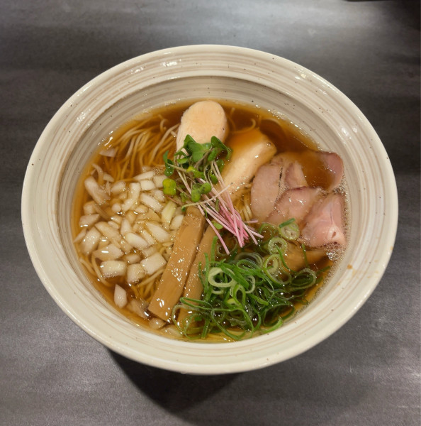 「煮干し香る魚介らぁめん（880円）」@麺と酒と肴 人つなぎの写真