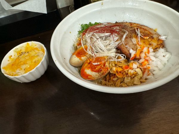 「担々麺1250円＋チーズちょい飯100円＋小籠包3個480円」@豚粉屋の写真