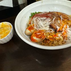 担々麺1250円＋チーズちょい飯100円＋小籠包3個480円