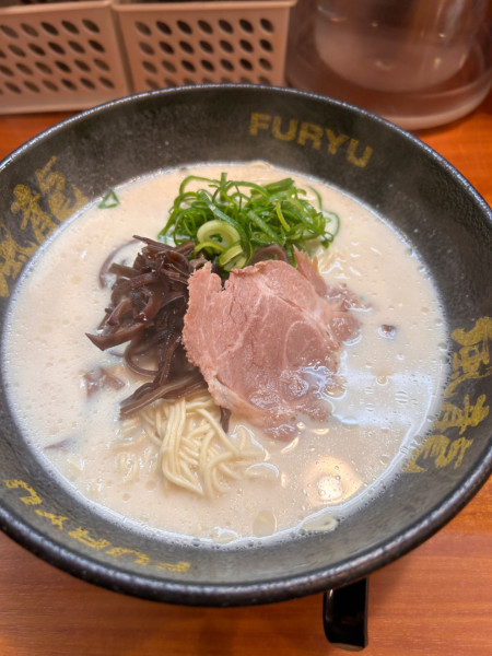 「豚骨ラーメン」@とんこつラーメン博多風龍 新宿東口店の写真