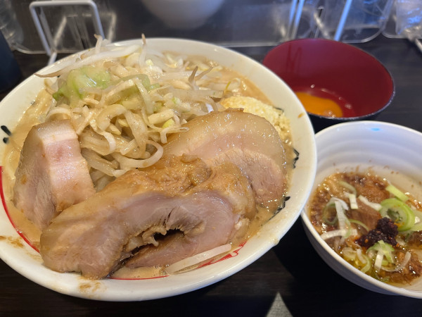 「らーめん 豚一切れ+豚券 生卵 肉カス脂 ¥1,400」@ちばからの写真