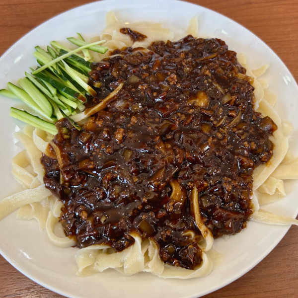 「ジャージャン刀削麺＋生ビール（中ジョッキ）」@中華料理 鴻運の写真