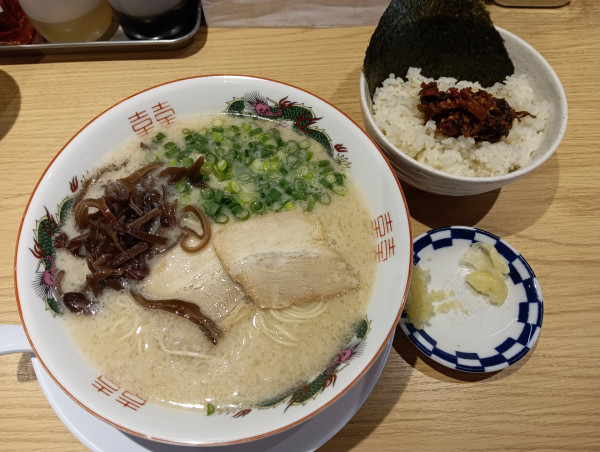 「とんこつラーメン+高菜ごはん(¥800+300)」@とんこつラーメン 餃子 大平軒の写真