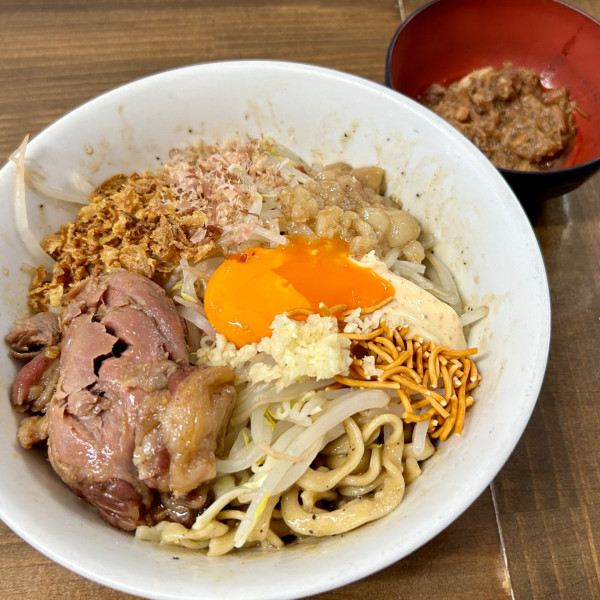 「ミニまぜそば（ニンニク・アブラ•エビマヨ）＋ほぐし豚」@ラーメン武丸の写真