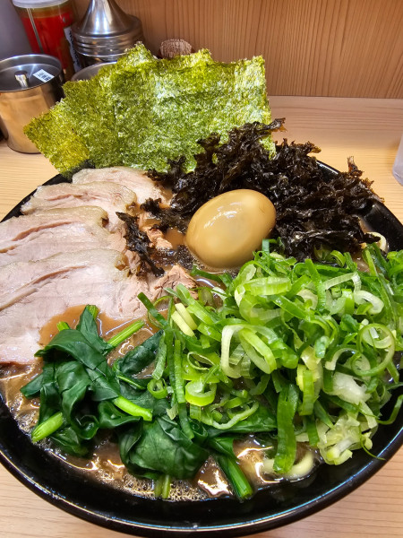 「チャーシュー、九条ネギ、バラ海苔、卵」@ラーメン 大國家の写真