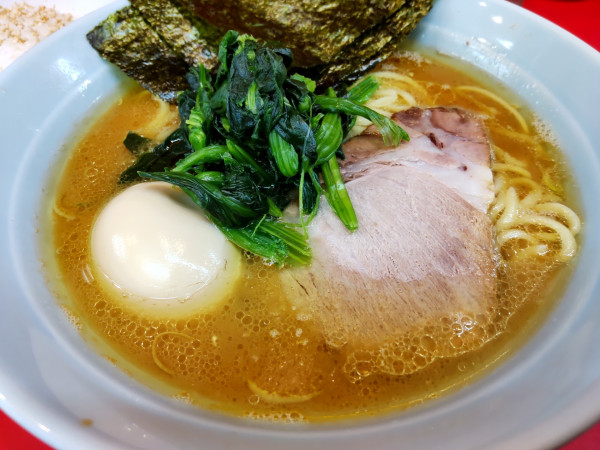「ラーメン￥900＋味玉¥100」@横浜ラーメン 武蔵家 大井町店の写真
