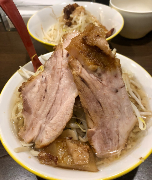 「豚2枚ラーメン並 生卵 950+50円」@ラーメン イエロー 御徒町店の写真